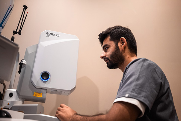 Optometrist with diabetic retinopathy technology at Somerset Eye Care in NJ